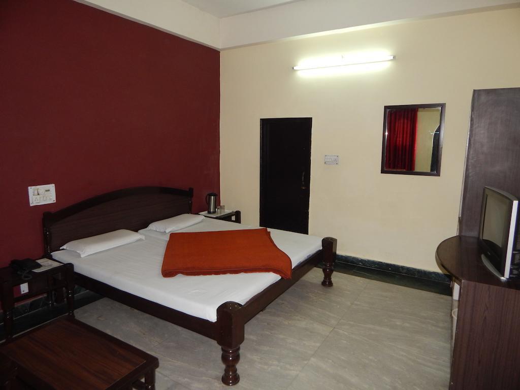 Hotel Chitra Heritage Haridwar Room photo